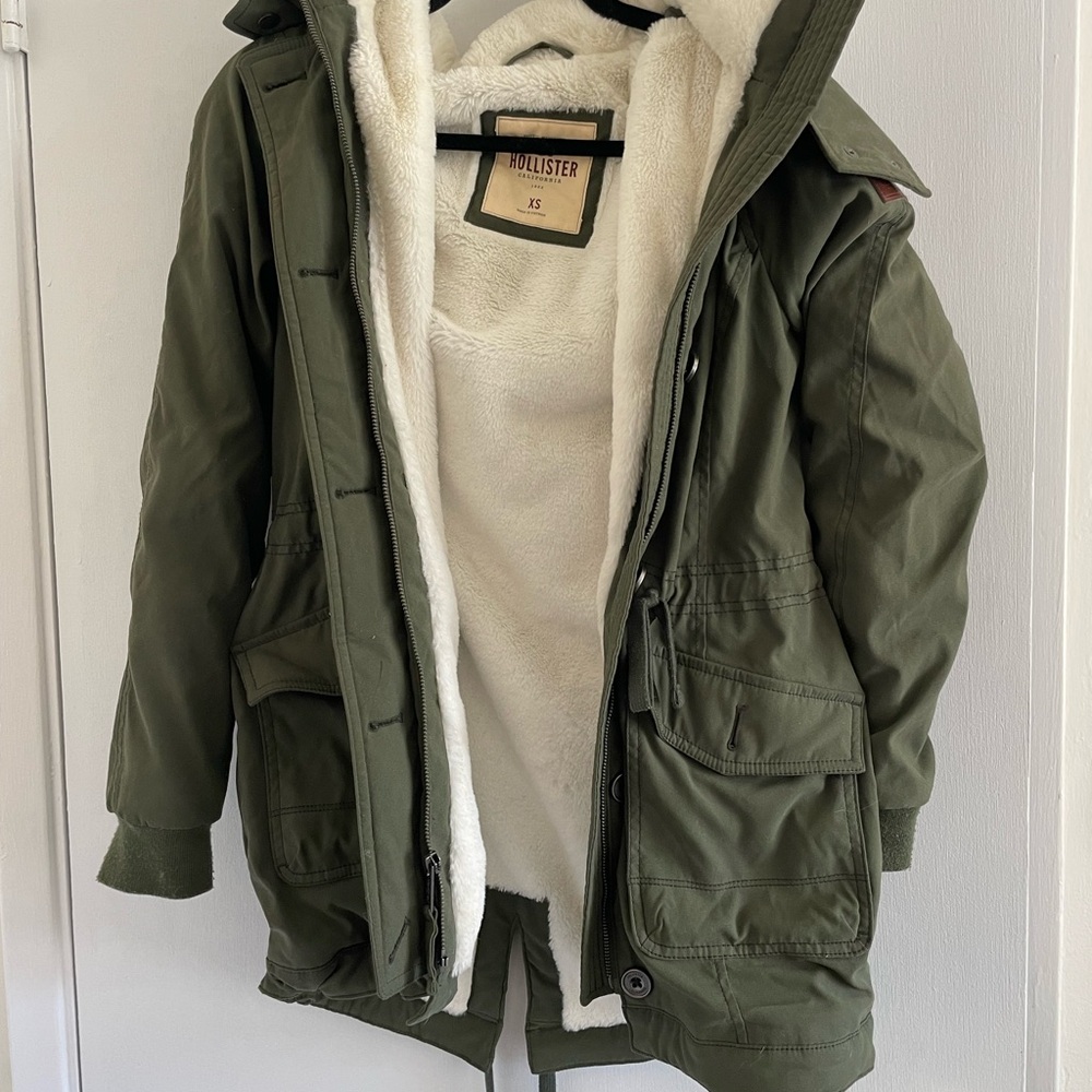 Hollister water resistant olive coat with soft inner lining